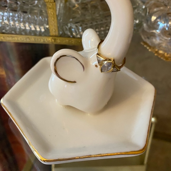 Elephant ring holder
